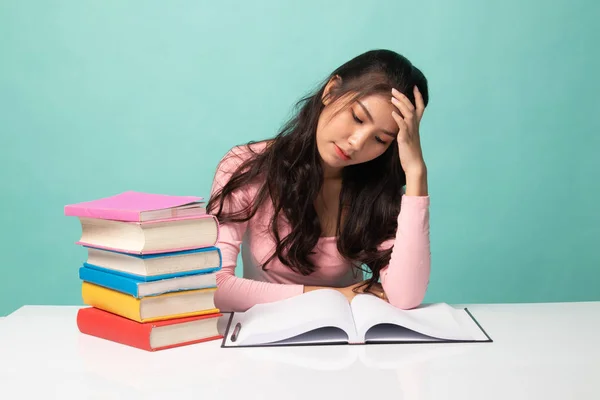 Esausta Giovane Donna Asiatica Letto Libro Con Libri Sul Tavolo — Foto Stock