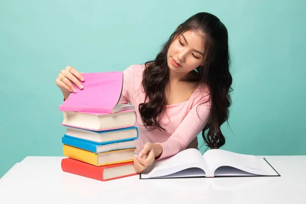 Joven Mujer Asiática Leer Libro Con Libros Mesa Sobre Fondo — Foto de Stock