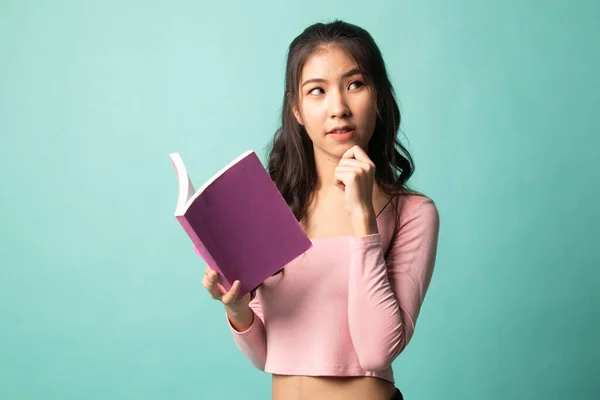 Mladá Asijská Žena Knihou Přemýšlí Azurovém Pozadí — Stock fotografie