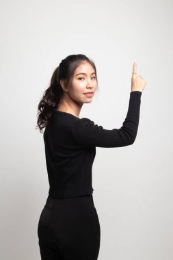 Asyalı kadın belgili tanımlık perde ile beyaz arka plan parmağına dokunmak