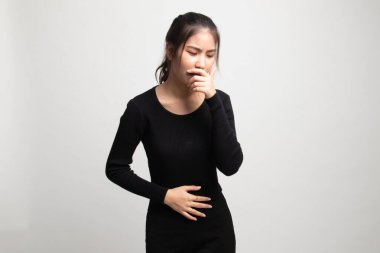 Genç Asyalı kadın beyaz zemin üzerine kusmak karın ağrısı var