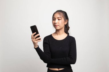 Beyaz arka plan üstünde hareket eden telefon ile Genç Asyalı kadın