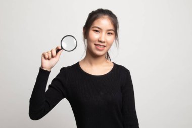 Beyaz arka plan üzerinde büyüteçle genç Asyalı kadın