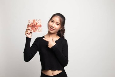 Beyaz zemin üzerinde bir hediye kutusu ile genç Asyalı kadın