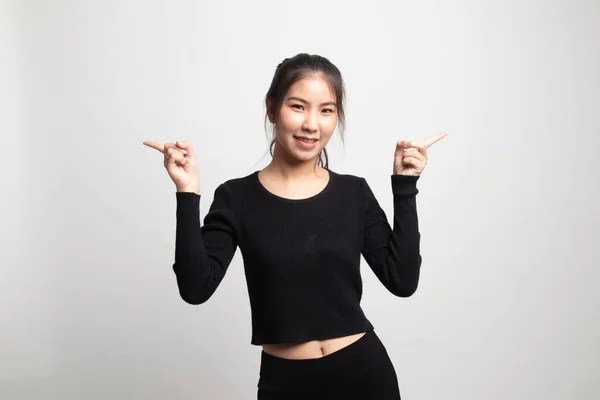 Junge Asiatische Frau Zeigt Nach Links Und Rechts Auf Weißem — Stockfoto