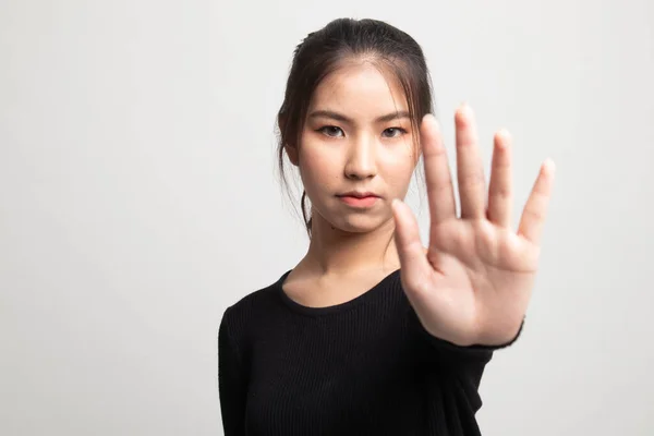 Ritratto Una Donna Asiatica Che Mostra Gesto Stop Sfondo Bianco — Foto Stock