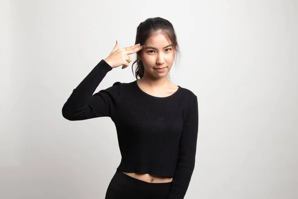 Hermosa Joven Asiática Sosteniendo Los Dedos Gesto Pistola Sobre Fondo — Foto de Stock