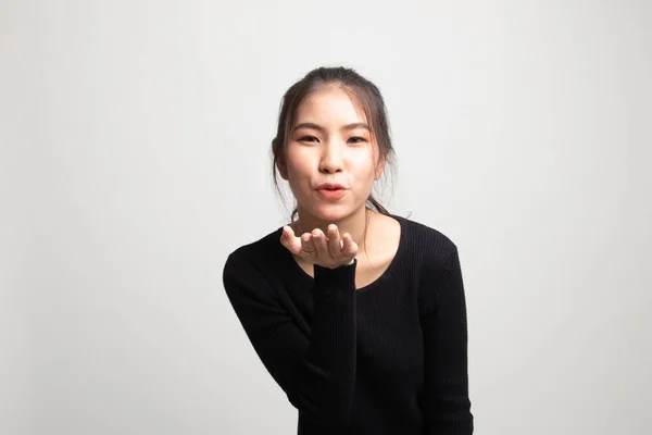 Güzel Genç Asyalı Kadın Beyaz Arka Plan Üzerinde Bir Öpücük — Stok fotoğraf
