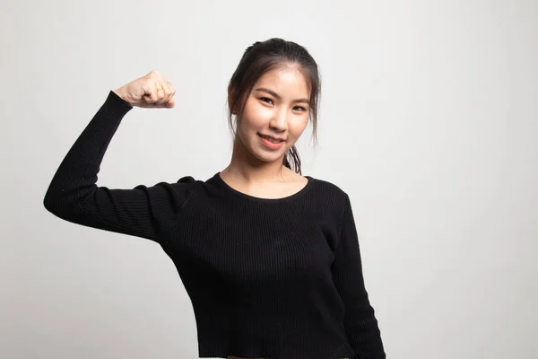 Mooie Jonge Aziatische Vrouw Flex Biceps Witte Achtergrond — Stockfoto