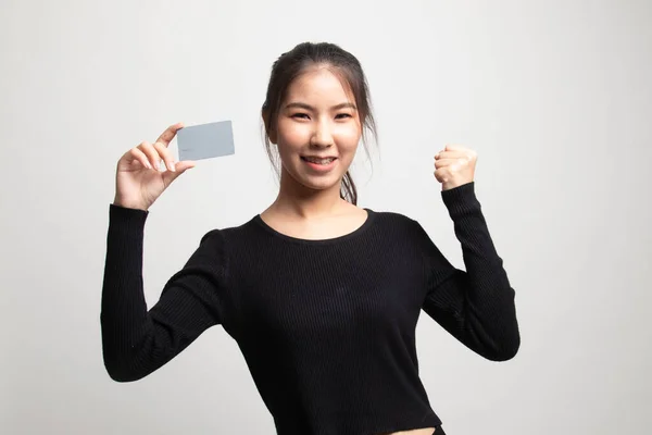 Jeune Asiatique Femme Poing Pompe Avec Carte Blanche Sur Fond — Photo