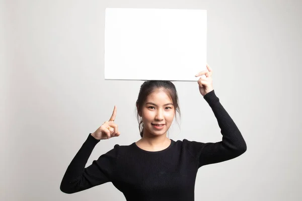 Jovem Mulher Asiática Apontar Para Sinal Branco Fundo Branco — Fotografia de Stock