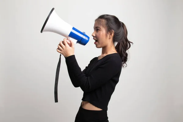 Mooie Jonge Aziatische Vrouw Kondigen Met Megafoon Witte Achtergrond — Stockfoto