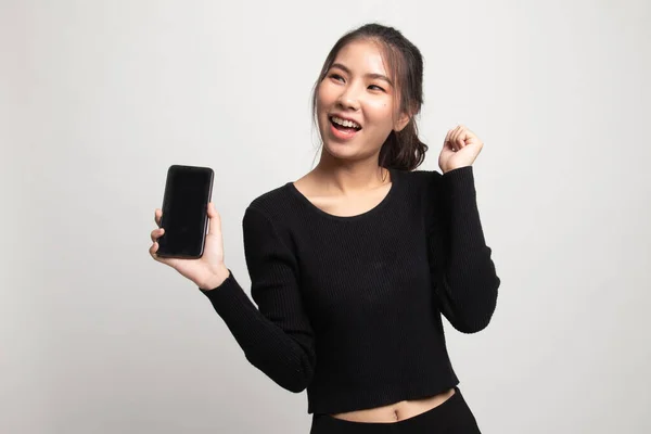 Feliz Joven Mujer Asiática Con Teléfono Móvil Sobre Fondo Blanco —  Fotos de Stock