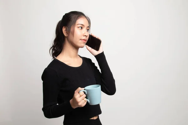 Jovem Mulher Asiática Com Telefone Celular Xícara Café Fundo Branco — Fotografia de Stock