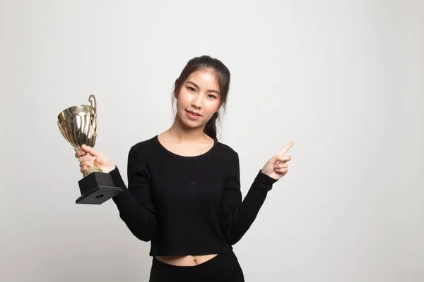 Éxito Joven Mujer Asiática Sosteniendo Trofeo Punto Espacio Blanco Sobre — Foto de Stock