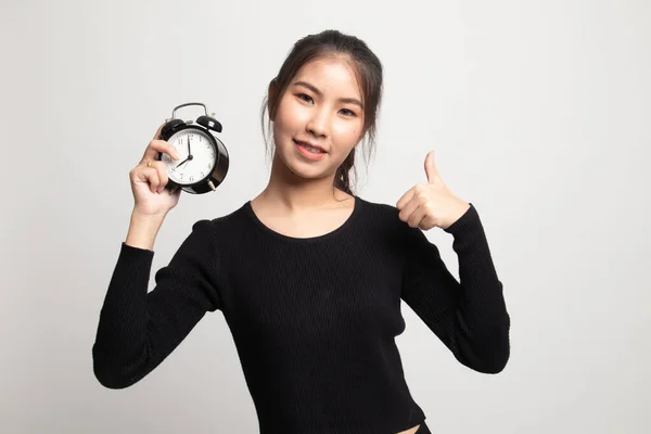 Młoda Kobieta Azjatyckich Pokaż Kciuk Zegarem Białym Tle — Zdjęcie stockowe
