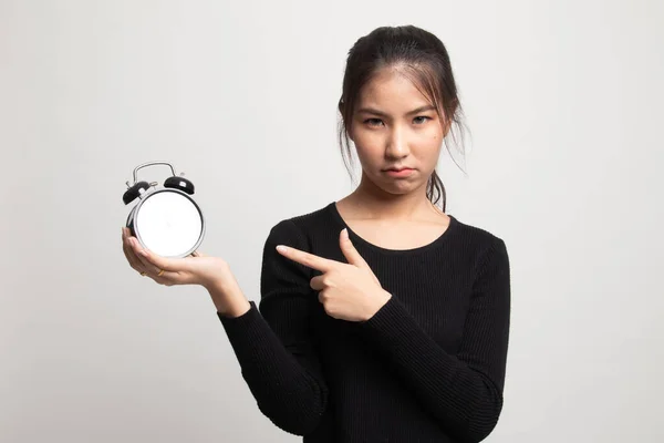 Angry Young Asian Woman Point Clock White Background — Stock Photo, Image
