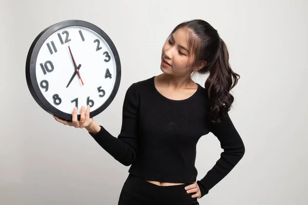 Jeune Femme Asiatique Avec Une Horloge Sur Fond Blanc — Photo