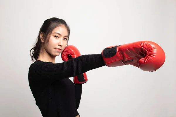 Jovem Mulher Asiática Com Luvas Boxe Vermelho Fundo Branco — Fotografia de Stock