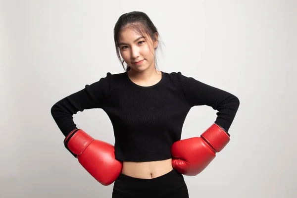 Jovem Mulher Asiática Com Luvas Boxe Vermelho Fundo Branco — Fotografia de Stock