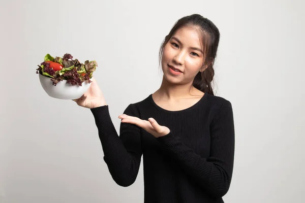 Friska Asiatisk Kvinna Med Sallad Vit Bakgrund — Stockfoto