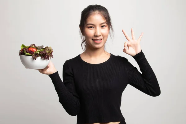 Sağlıklı Asyalı Kadın Beyaz Zemin Üzerine Salata Ile Tamam Göster — Stok fotoğraf