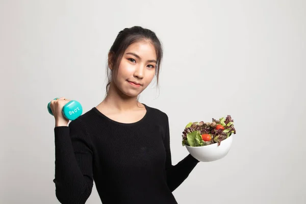 Gesunde Asiatische Frau Mit Hanteln Und Salat Auf Weißem Hintergrund — Stockfoto
