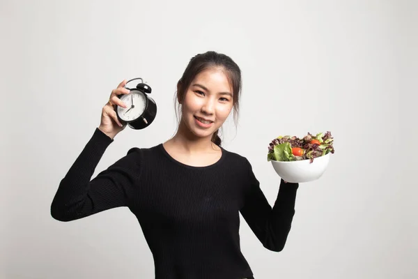 Junge Asiatische Frau Mit Uhr Und Salat Auf Weißem Hintergrund — Stockfoto
