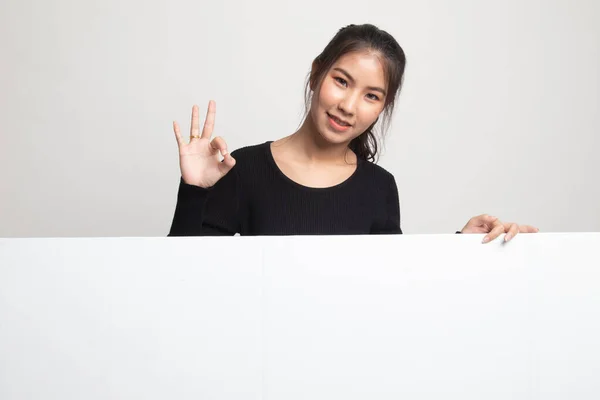 Jonge Aziatische Vrouw Show Met Leeg Teken Witte Achtergrond — Stockfoto