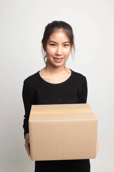 Entrega Reubicación Desembalaje Joven Asiático Mujer Holding Cartulina Caja Blanco — Foto de Stock