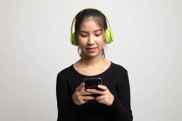 Mooi Aziatisch Meisje Luisteren Muziek Met Haar Hoofdtelefoon Witte Achtergrond — Stockfoto