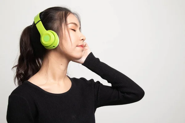 Bonita Chica Asiática Escuchando Música Con Sus Auriculares Sobre Fondo —  Fotos de Stock