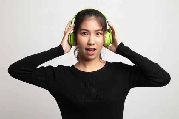 Bonita Chica Asiática Escuchando Música Con Sus Auriculares Sobre Fondo — Foto de Stock