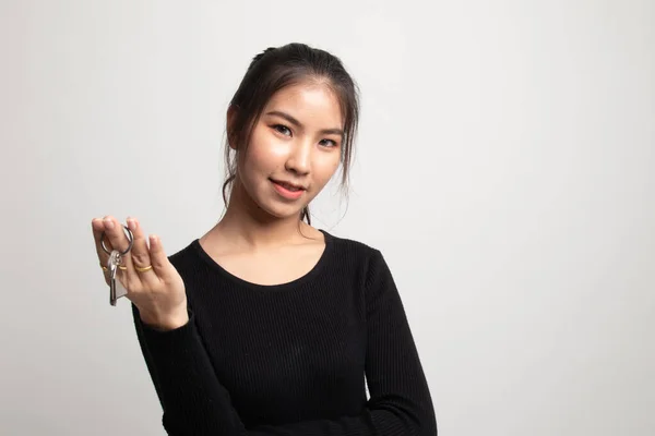 Schattig Aziatisch Meisje Tonen Home Residence Sleutels Witte Achtergrond — Stockfoto