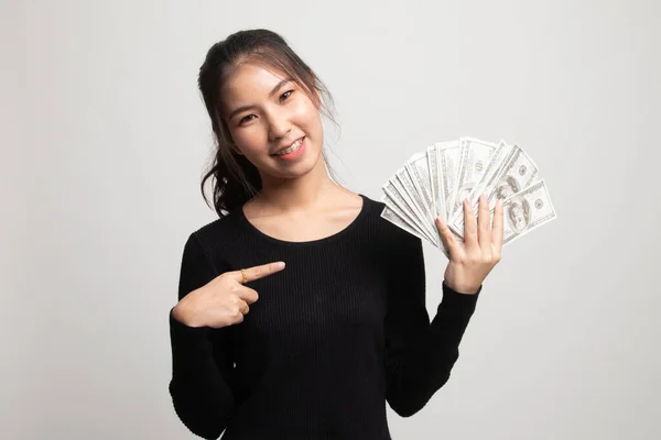 Retrato Jovem Ásia Mulher Mostrando Monte Dinheiro Notas Branco Fundo — Fotografia de Stock