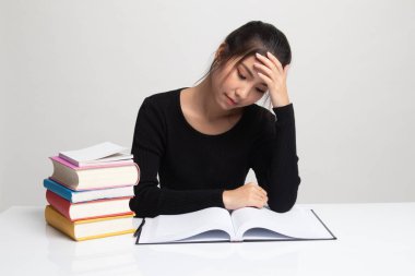 Yorgun Genç Asyalı kadın tablo kitapları ile beyaz arka plan üzerine bir kitap okumak
