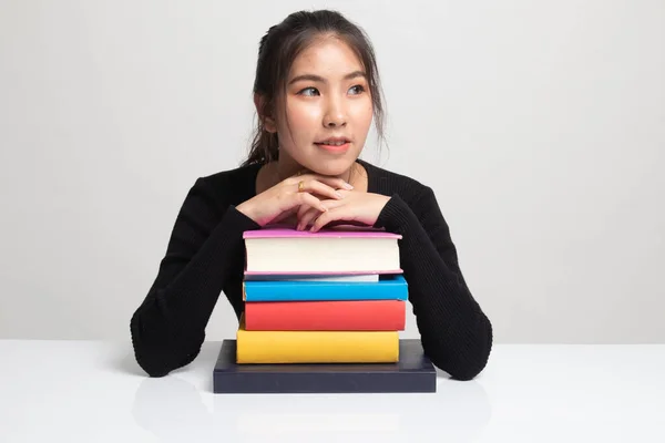 Felice Giovane Donna Asiatica Leggere Libro Con Libri Sul Tavolo — Foto Stock