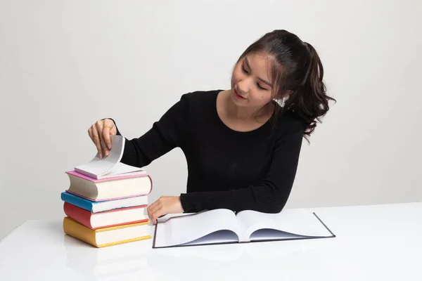Joven Mujer Asiática Leer Libro Con Libros Mesa Sobre Fondo — Foto de Stock
