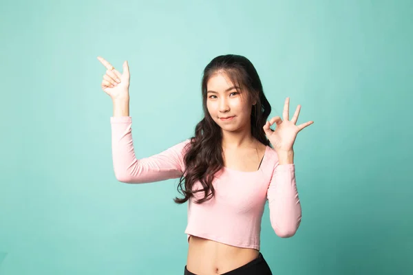 Joven Mujer Asiática Punto Mostrar Cyan Fondo —  Fotos de Stock