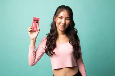 Cyan arka planında hesap makinesi olan Asyalı kadın gülümsüyor