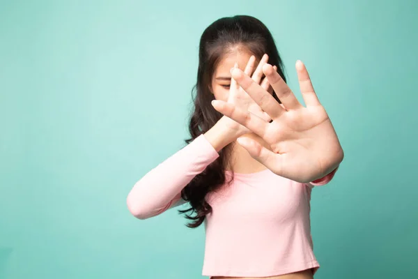 Jovem Mulher Asiática Esconder Seu Rosto Fundo Ciano — Fotografia de Stock