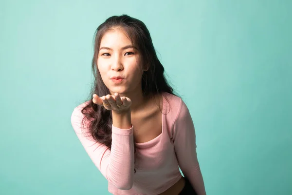 Wanita Asia Muda Yang Cantik Meniup Ciuman Latar Belakang Cyan — Stok Foto