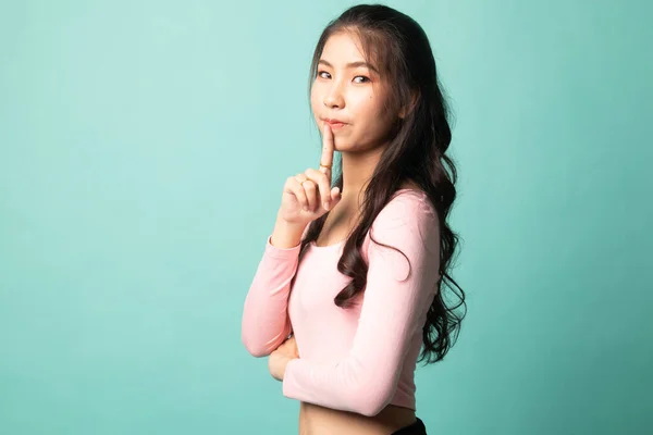 Asiatische Mädchen Zeigen Ziemlich Handzeichen Auf Cyan Hintergrund — Stockfoto
