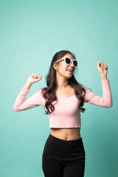 Porträt Eines Schönen Jungen Asiatischen Mädchens Mit Sonnenbrille Auf Zyanischem — Stockfoto