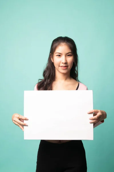 Junge Asiatische Frau Mit Weißem Blankoschild Auf Zyanischem Hintergrund — Stockfoto