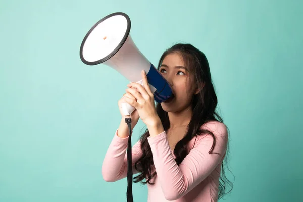 Mooi Jong Aziatisch Vrouw Kondigen Met Megafoon Cyaan Achtergrond — Stockfoto