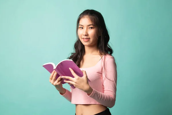 Junge Asiatin Las Ein Buch Über Cyan Hintergrund — Stockfoto