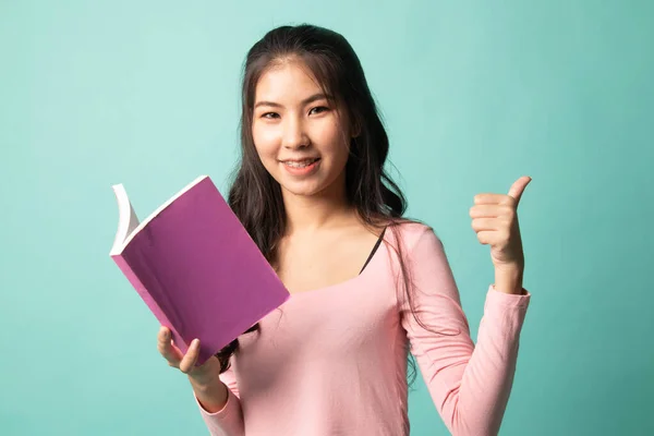 Junge Asiatische Frau Daumen Nach Oben Mit Einem Buch Über — Stockfoto