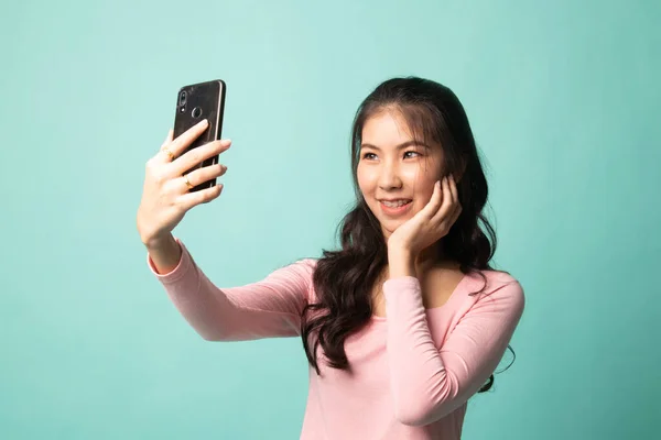 Jeune Femme Asiatique Selfie Avec Téléphone Mobile Sur Fond Cyan — Photo