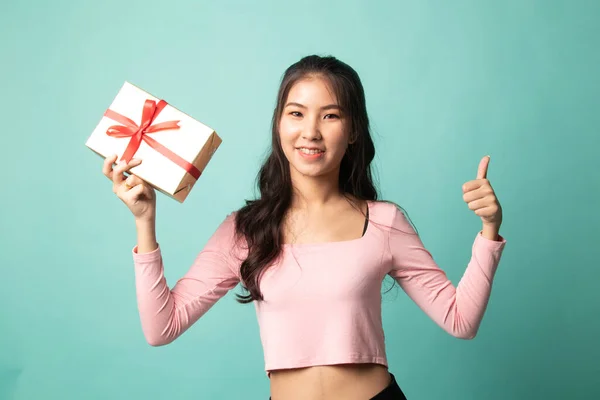 Asian Woman Thumbs Gift Box Cyan Background — Stockfoto